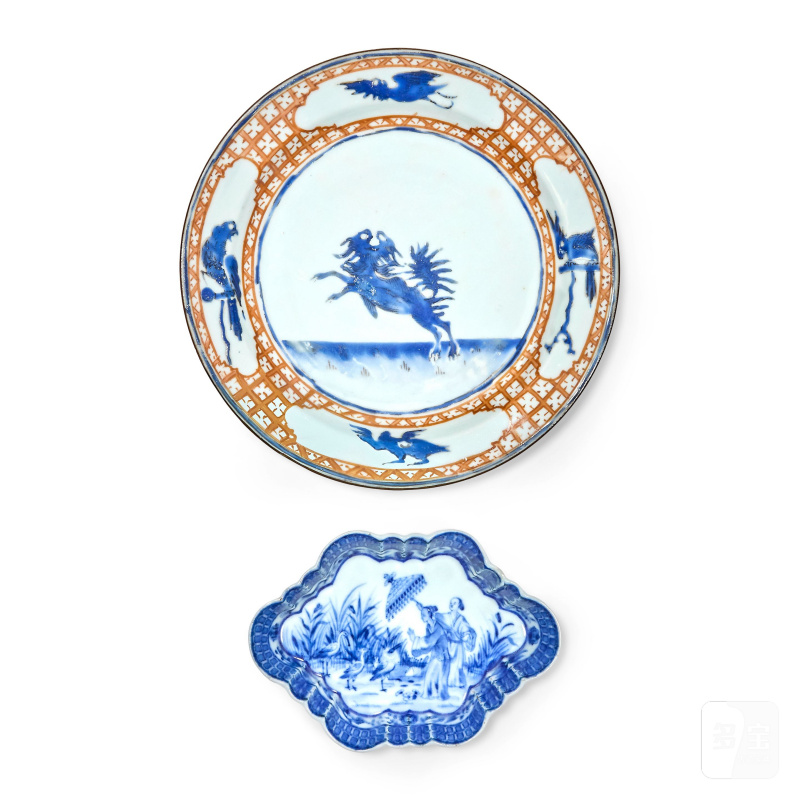 清乾隆 青花躍犬盤及陽傘夫人圖湯匙托盤 | A 'LEAPING PEKINESE' DISH AND A BLUE AND WHITE 'DAME AU PARASOL' SPOON TRAY AFTER CORNELIS PRONK - 图1
